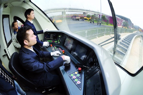 考火車司機(jī)必須是在職人員嗎？
