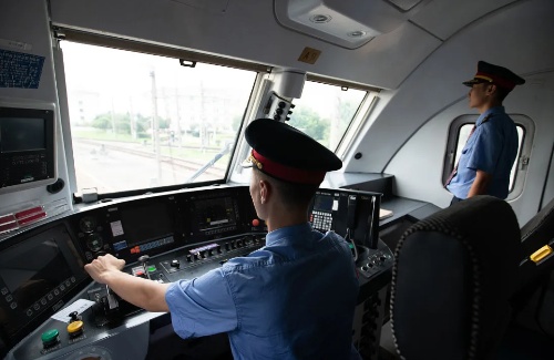 非鐵路專業(yè)能參加火車司機(jī)短期培訓(xùn)嗎？火車司機(jī)招聘要求